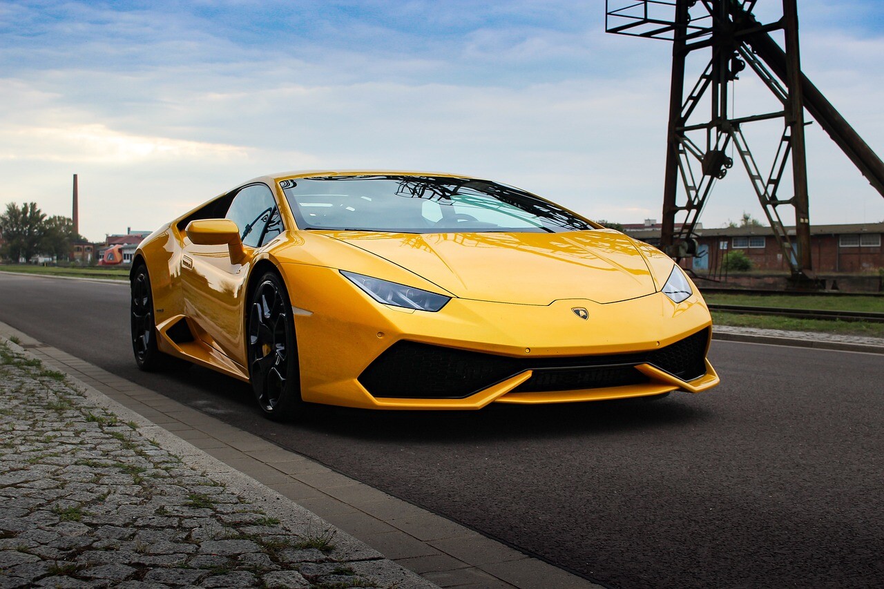 Izsolē piedāvā iegādāties kriminālprocesā arestētu “Lamborghini”