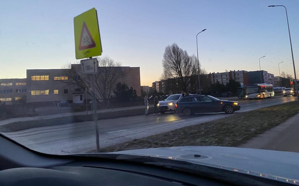 Iepretim skolai saduras divas automašīnas, vadītājas vienojas