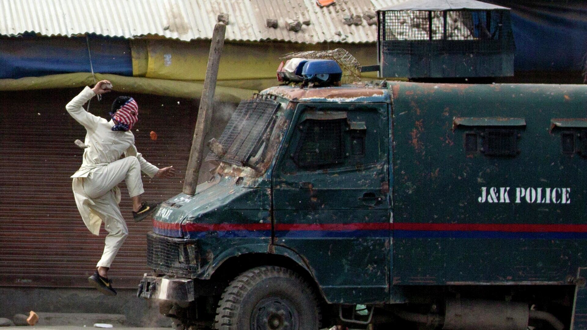Indijas policija atklāj uguni uz pūli Manipuras štatā