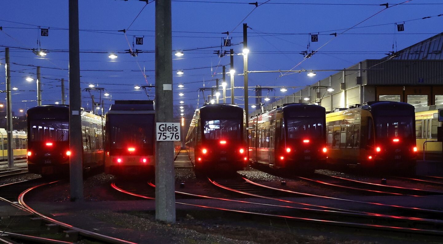Vācijā apmēram 80 pilsētās streiko vietējā sabiedriskā transporta darbinieki