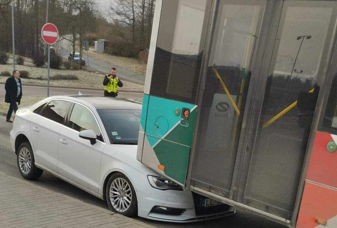 Slimnīcas ielā “Audi” saduras ar autobusu