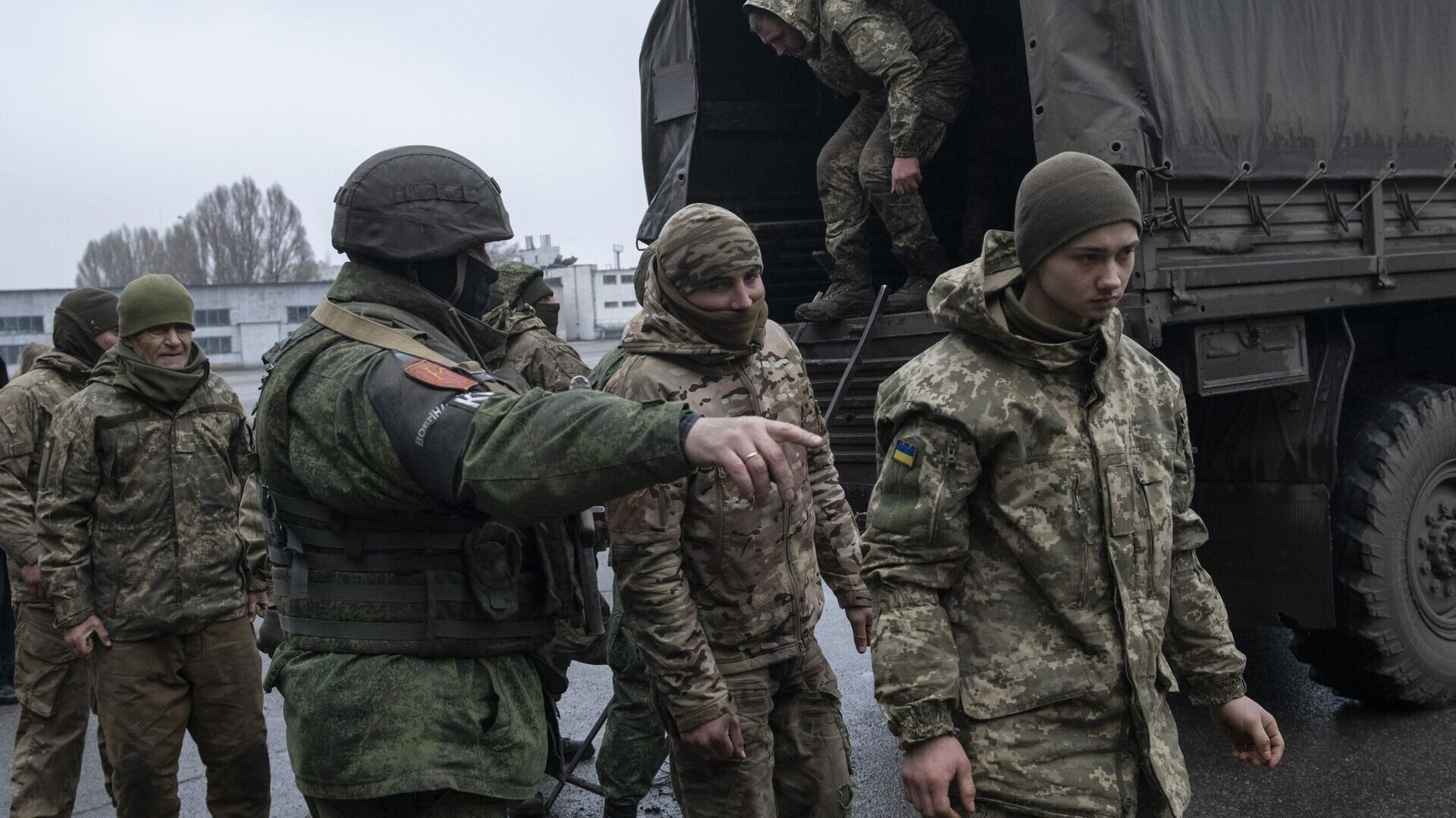 Ukraina veic izmeklēšanu par iespējamu sagūstītu ukraiņu karavīru nošaušanu Avdijivkā