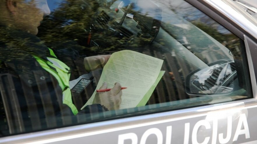 Cukura ielā uzbrauc sievietei, kas iznākusi uz ceļa