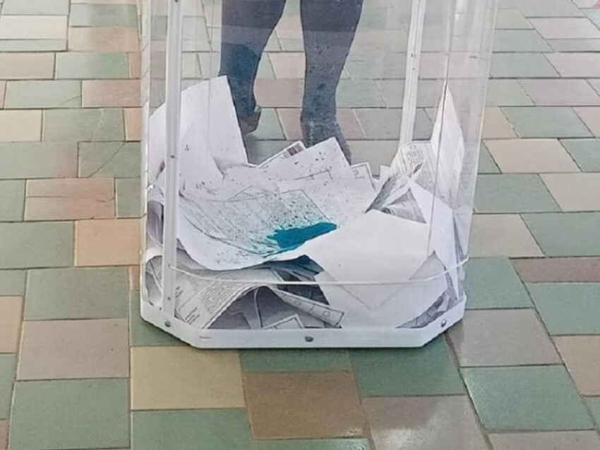 Krievijā vēlētāji balsošanas urnās lej briljantzaļo šķīdumu un tinti
