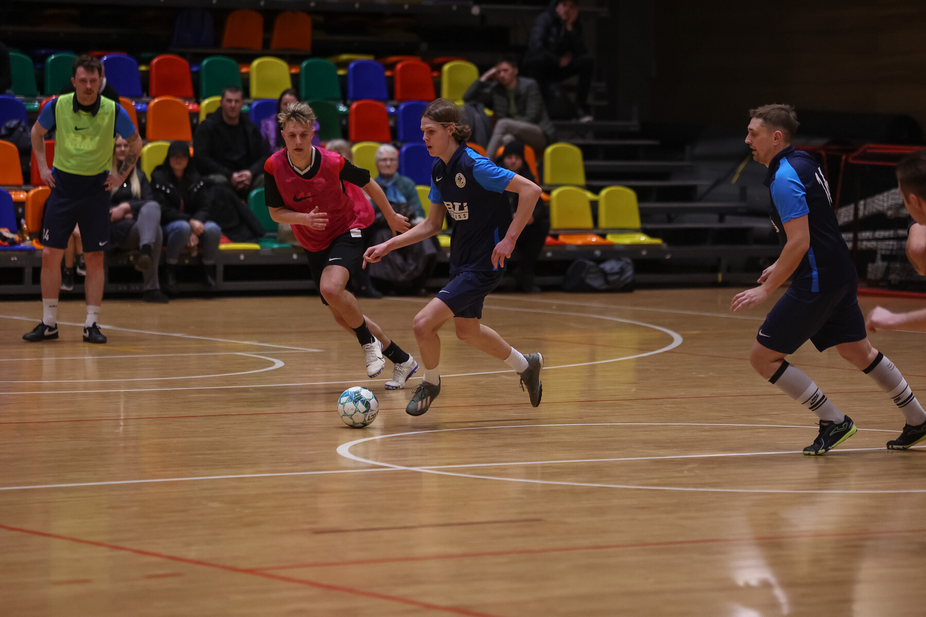Aizvadīti Liepājas pilsētas amatieru telpu futbola čempionāta pusfināli