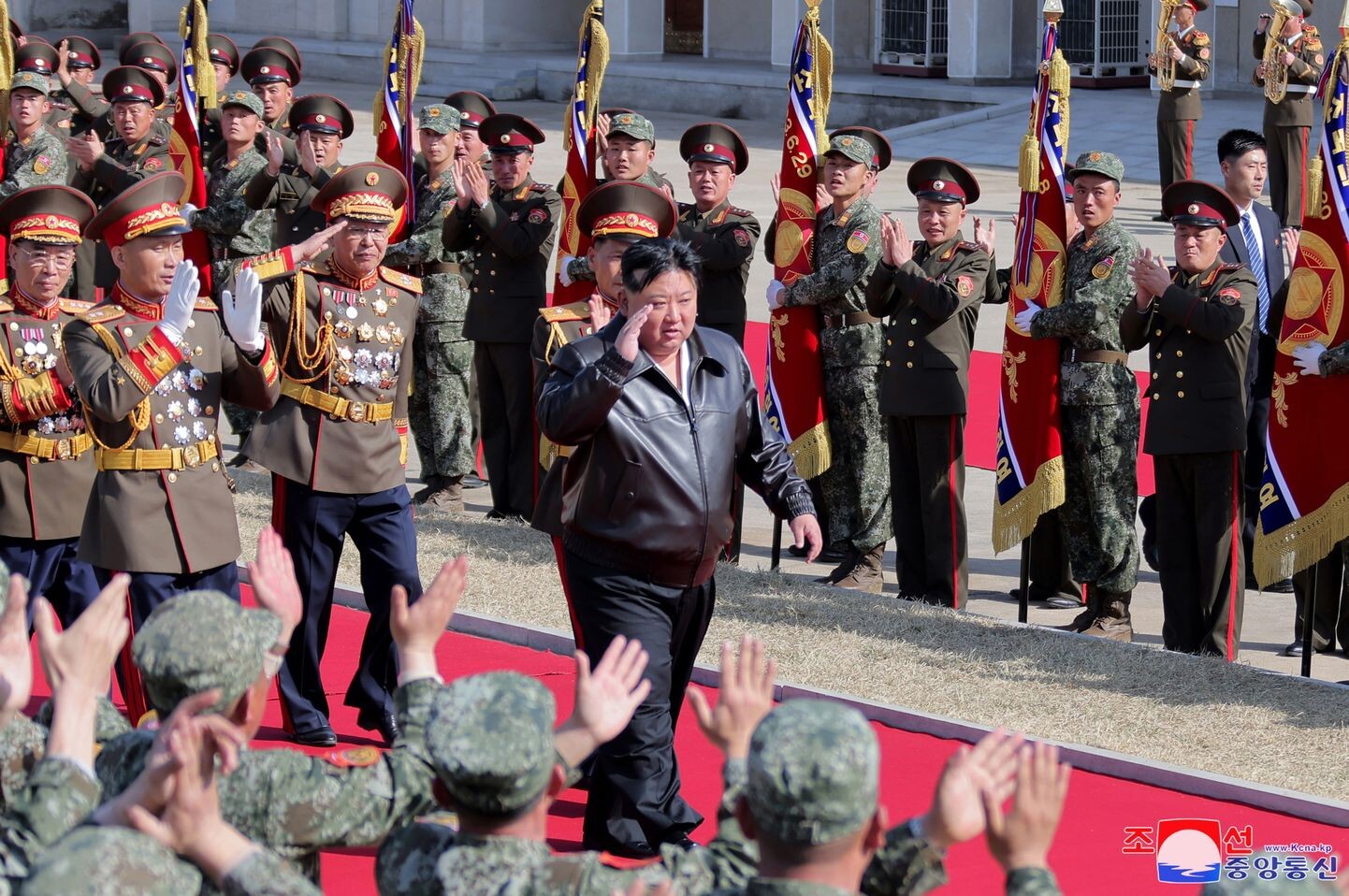 Japānas premjers paudis vēlmi tikties ar Kimu Čenunu