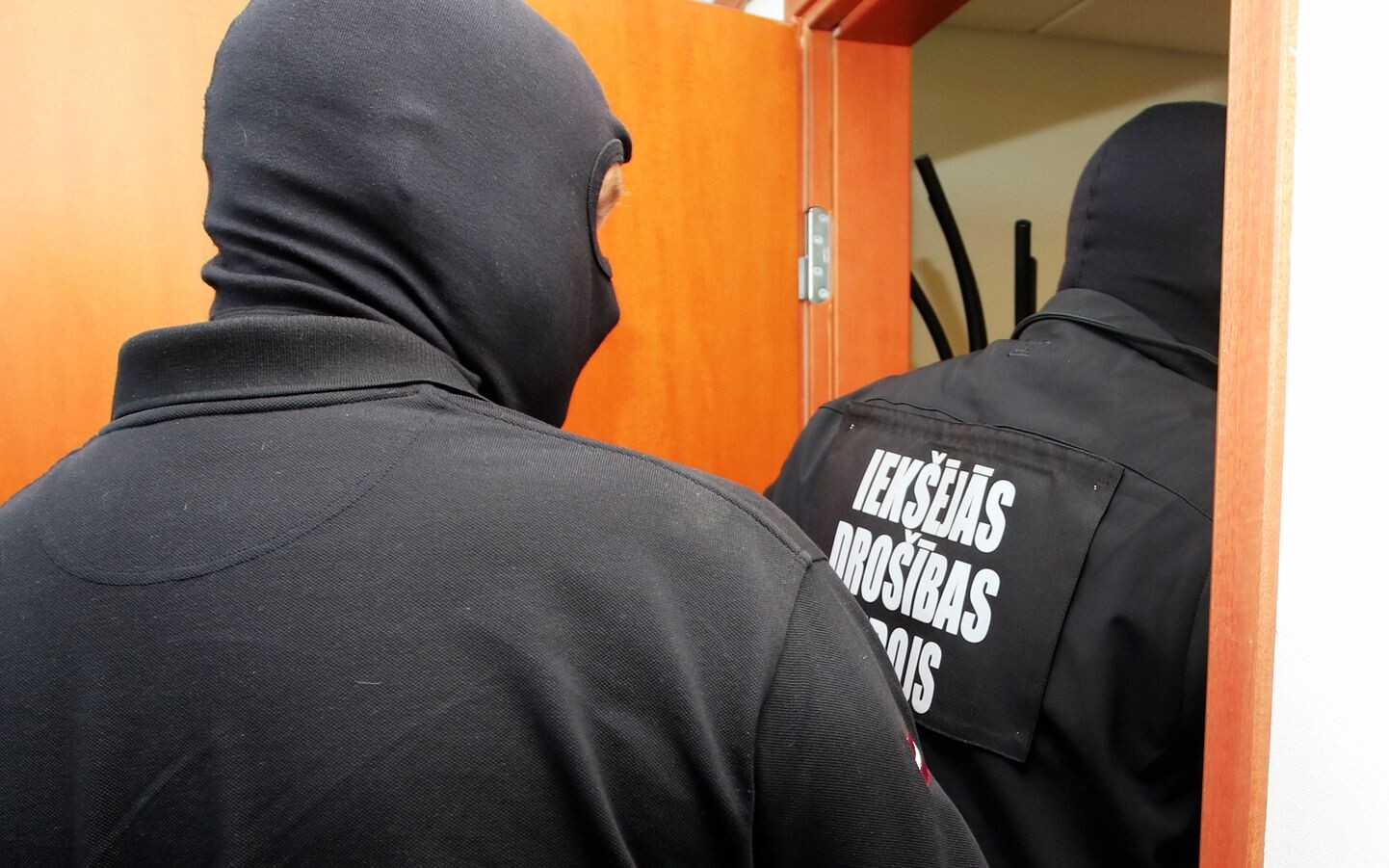 IDB rosina apsūdzēt divus policistus par bezdarbību un tās atbalstīšanu