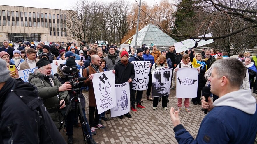Protestā pret Krievijas prezidenta “vēlēšanām” pulcējas vairāki desmiti cilvēku