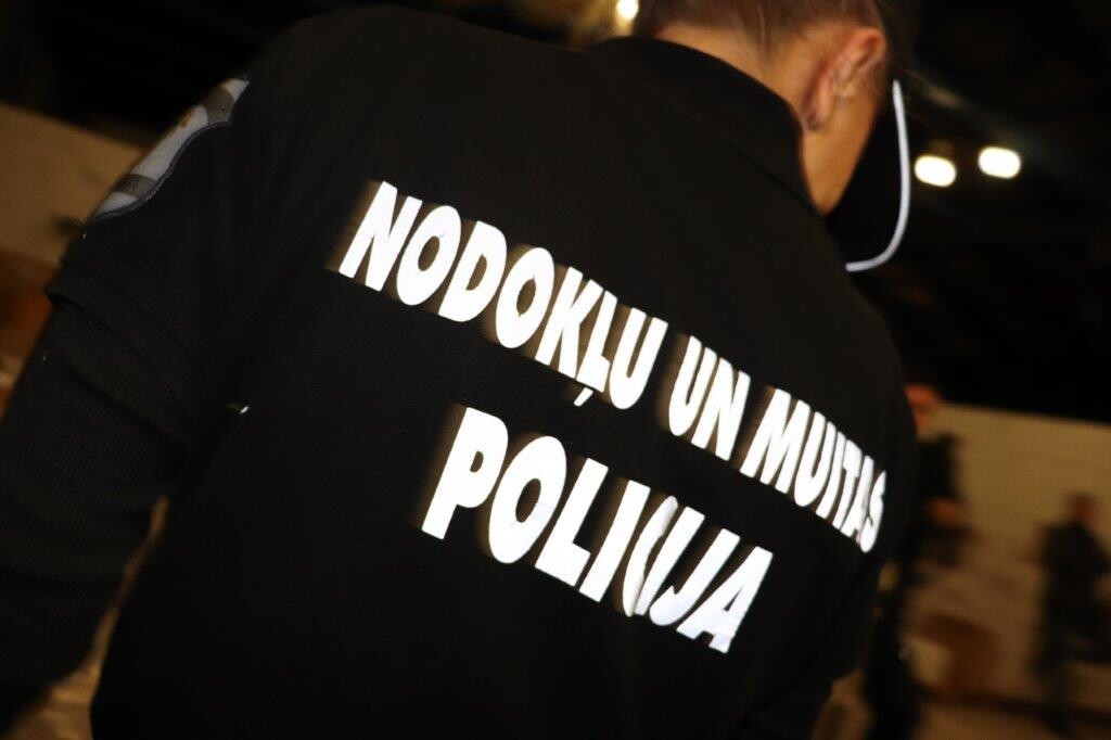 “Maserati” vadītājs un pasažieris centās ievest narkotikas. Liepājas ostā uz prāmja aiztur divus cilvēkus
