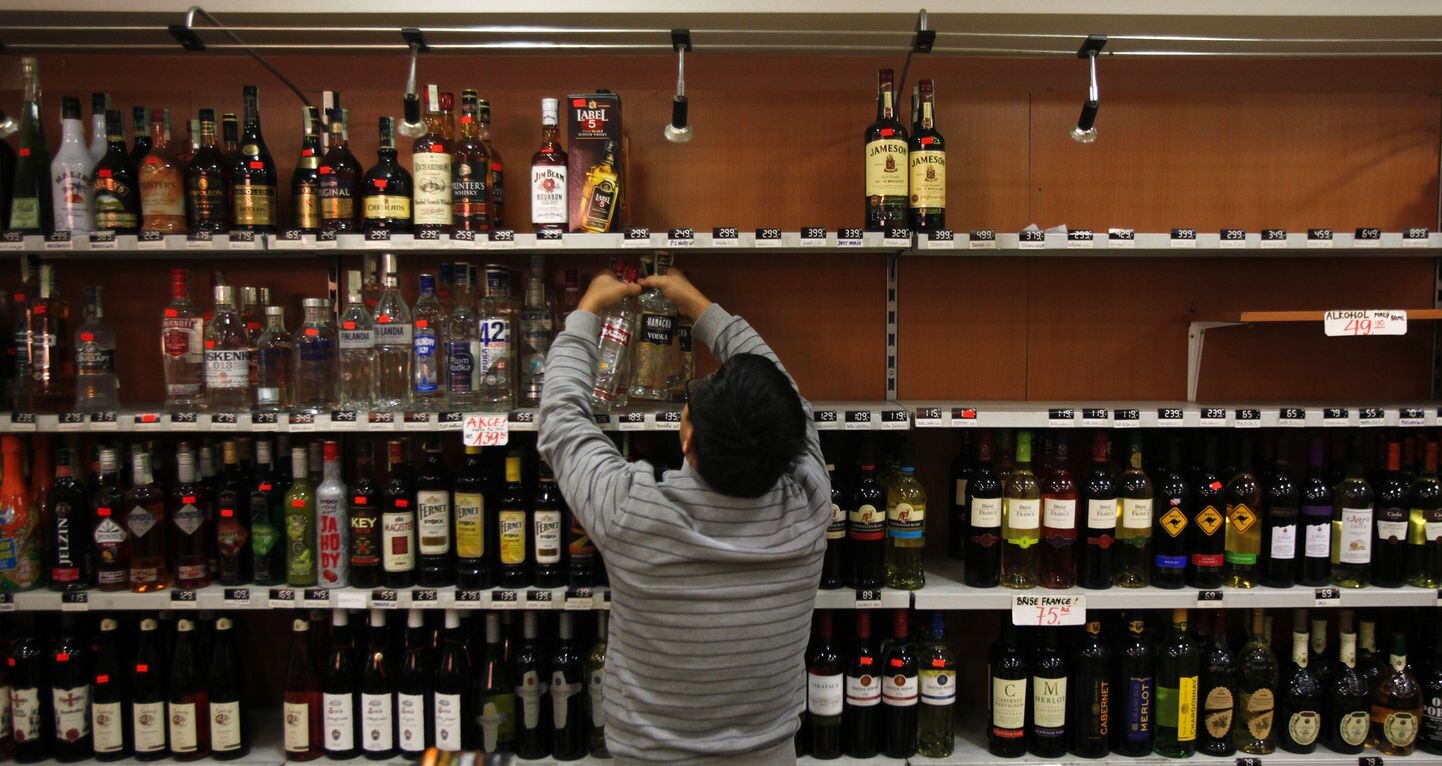 Iereibis tēvs meitas klātbūtnē veikalā zog alkoholu