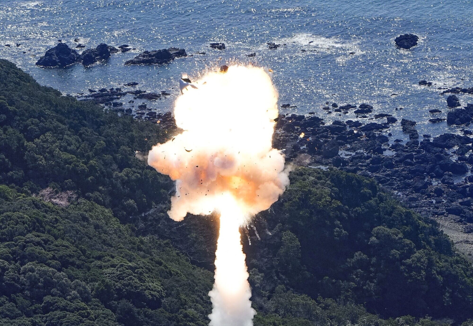 Japānas pirmais privātā sektora mēģinājums palaist kosmosā satelītu cieš neveiksmi