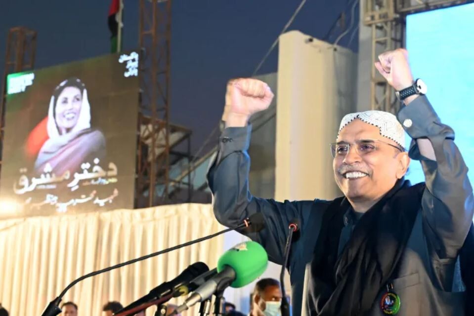 Pakistānas prezidenta amatā atkal ievēlēts Bhuto atraitnis Zardari