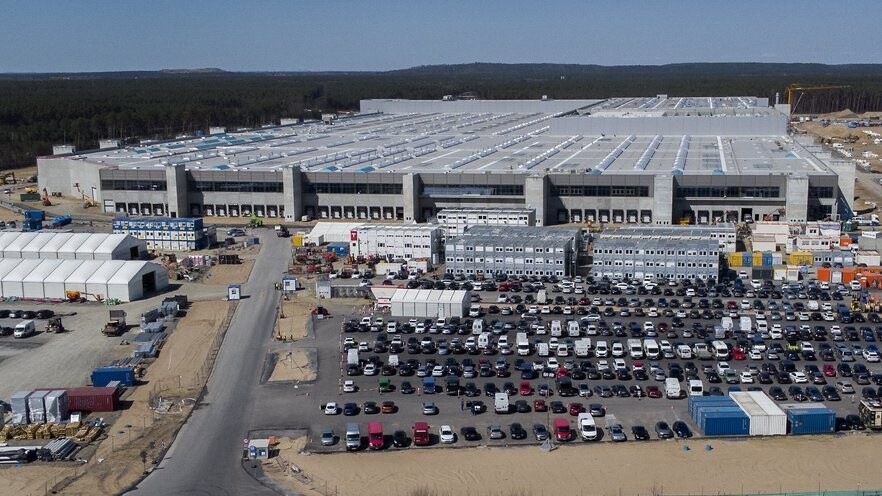 “Tesla” ražotne Vācijā atsākusi darbību