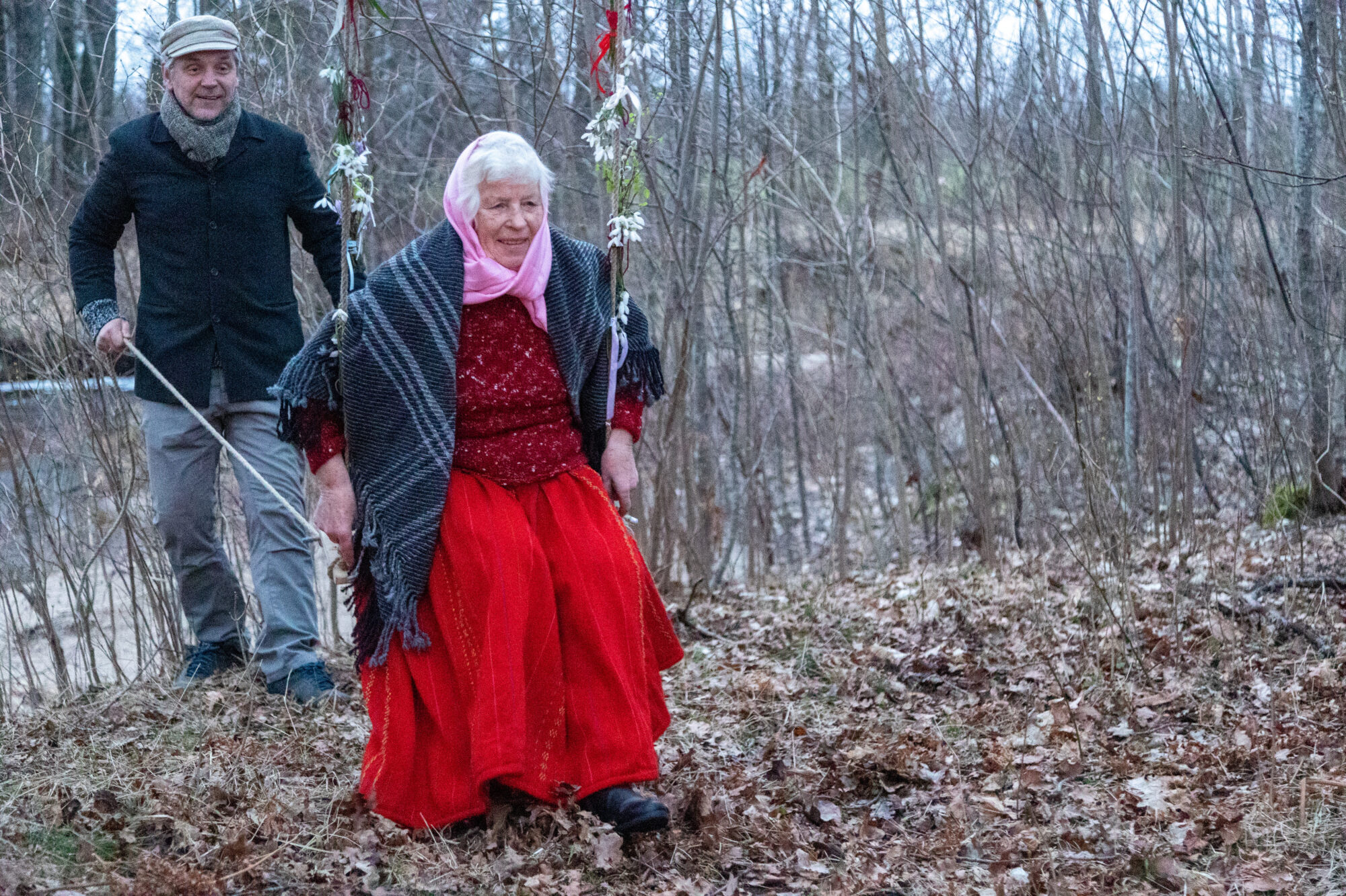 Foto un video: Pavasara atnākšanu sveic seno tradīciju garā