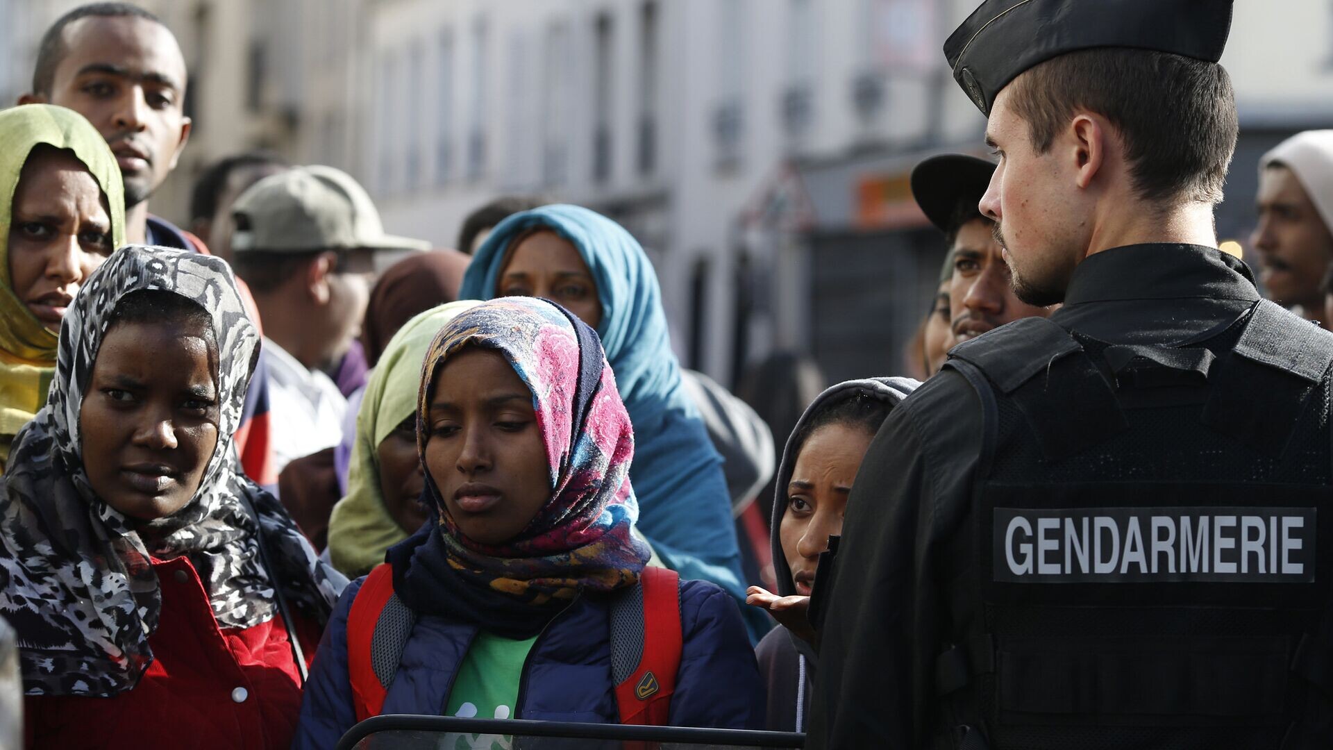 Francijas mazpilsētu mērus sadusmo migrantu pārvietošana