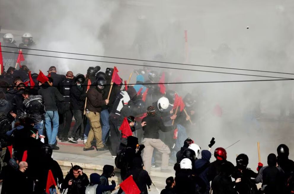 Grieķijā studentu demonstrācijā pret privātajām universitātēm izceļas sadursmes ar policiju