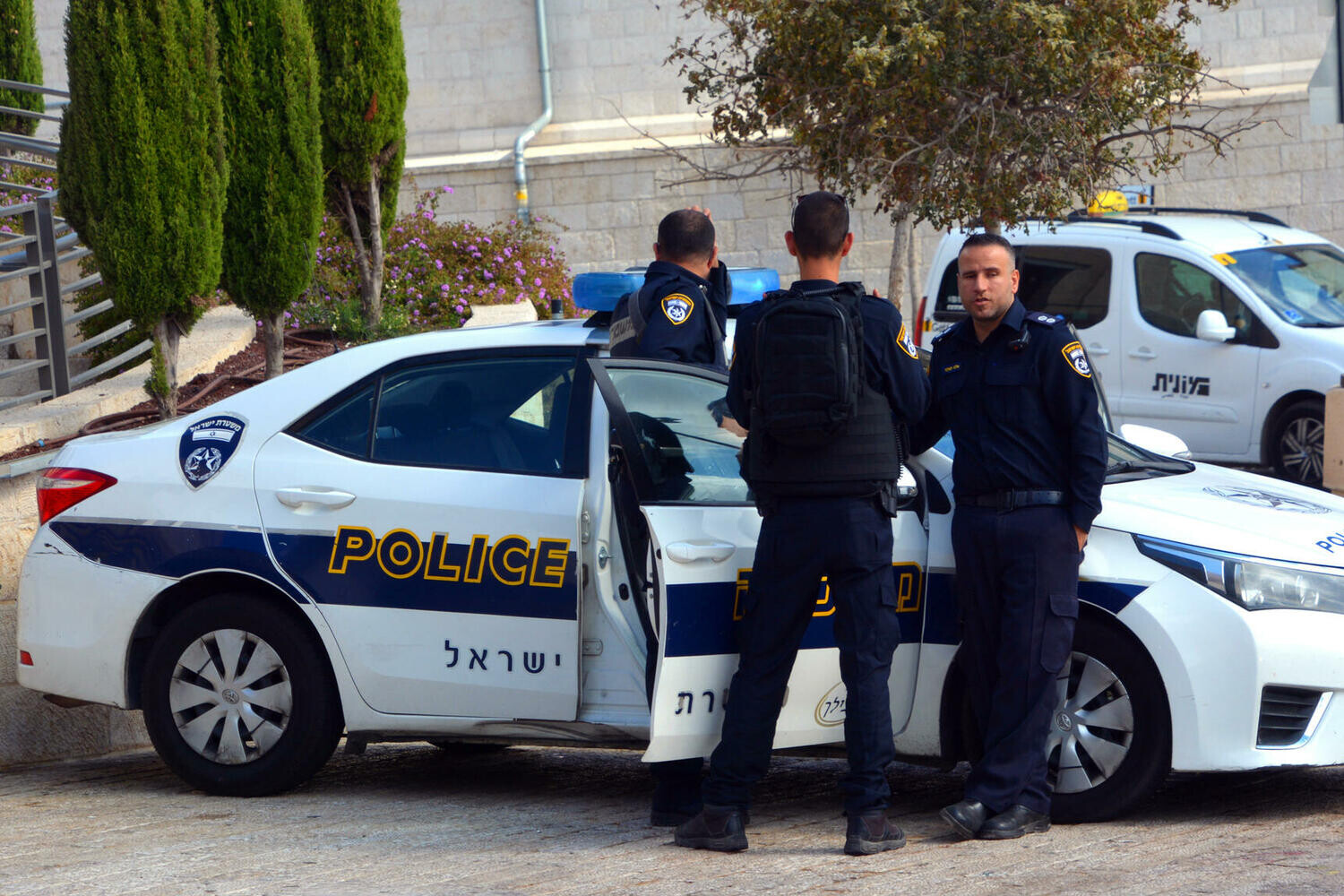 Izraēlā policija nošauj uzbrucēju, kurš autoostā sadūris divus karavīrus