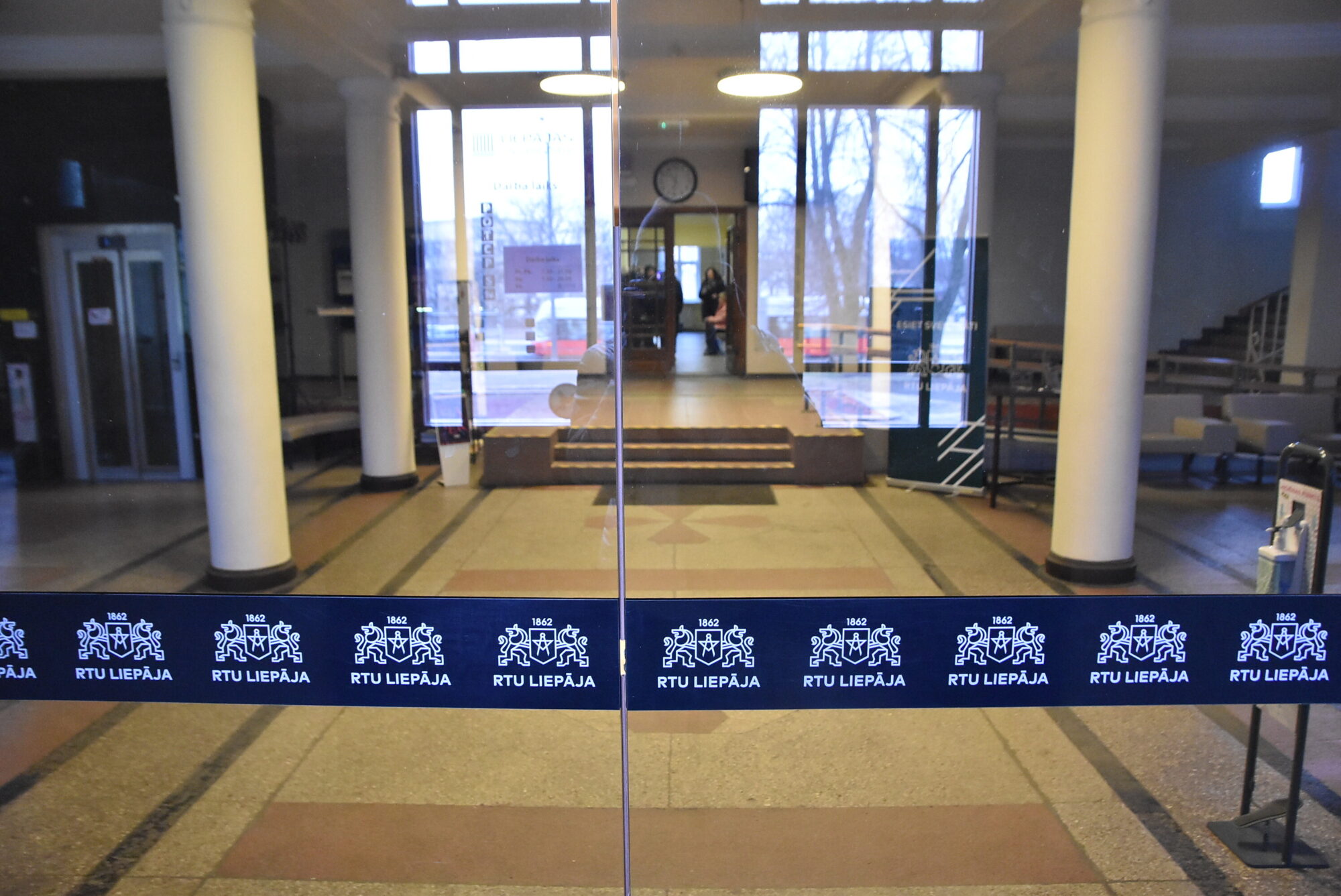 Jaunais nosaukums “RTU Liepāja” jau rotā ēkas fasādi