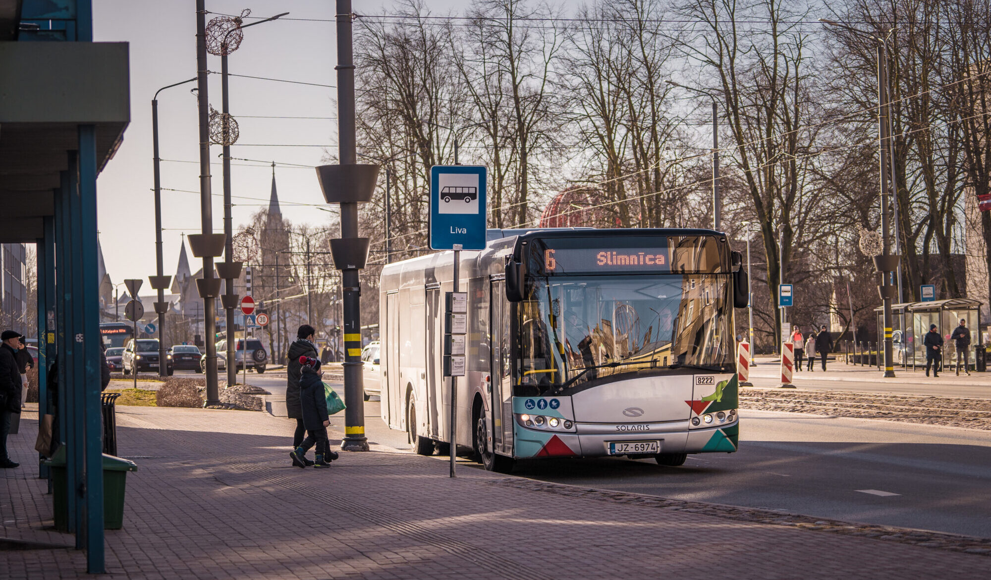 Bērniem bāreņiem bezmaksas braukšanas biļete turpmāk būs jāsaņem pie transportlīdzekļa vadītāja