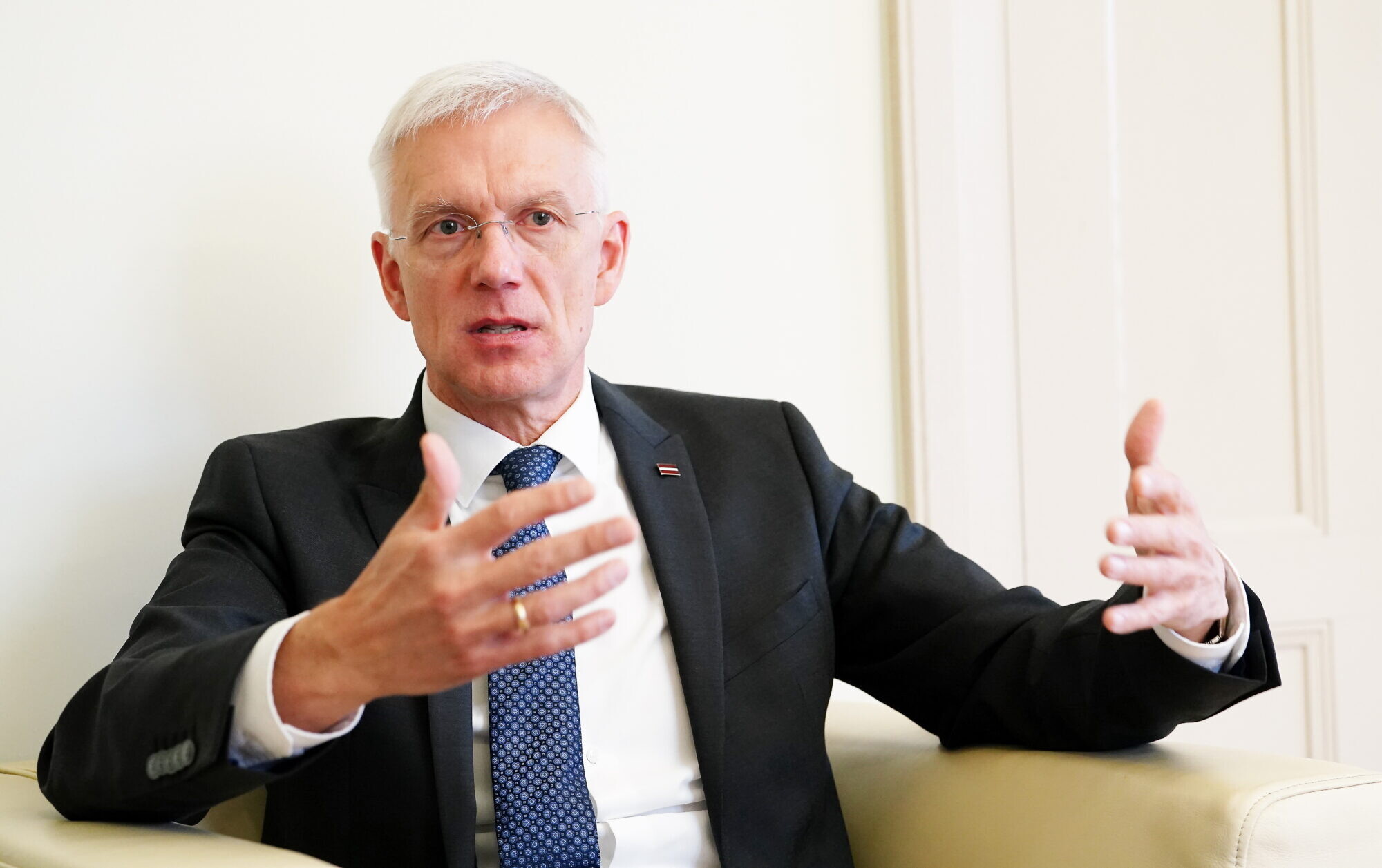 Neoficiāli pieļauj lielu iespējamību, ka lidojumu skandāls Kariņam varētu maksāt amatu