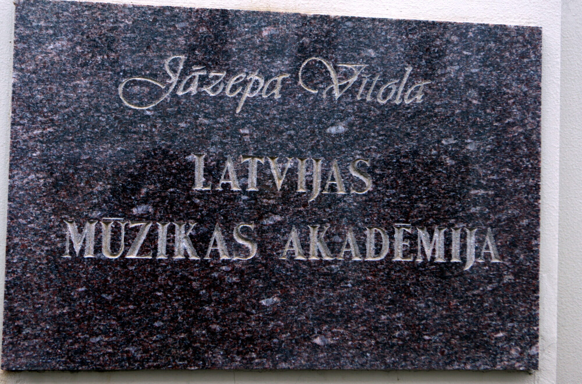JVLMA mācību klases aprīko ar lodziņiem studiju vides drošības uzlabošanai
