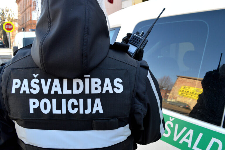 Stāvoša automašīna aizšķērso Uliha ielu un drīz pēc tam izgaist