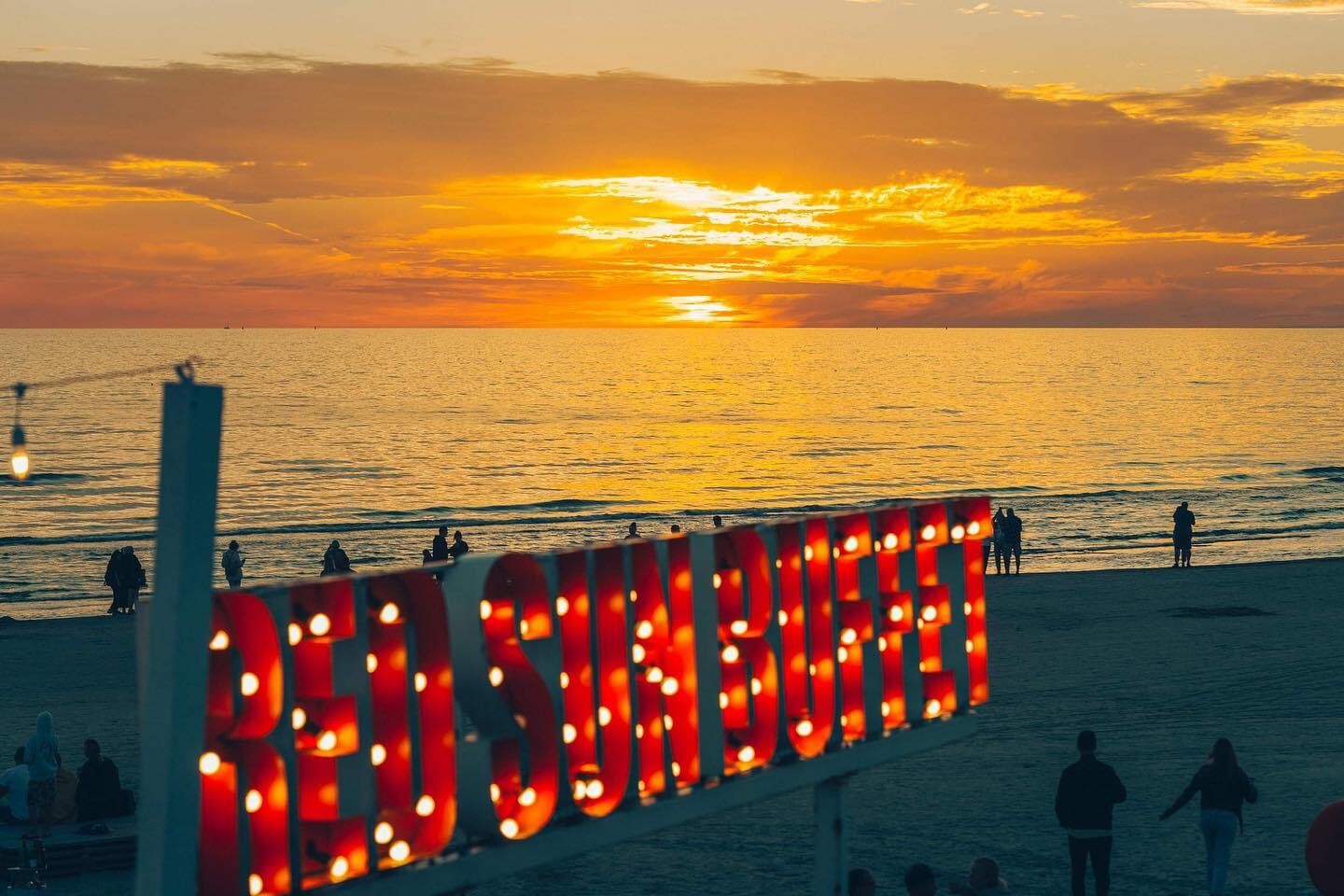 Pludmales kafejnīca “Red Sun Buffet” nedēļas nogalē svinēs 15.sezonas atklāšanu
