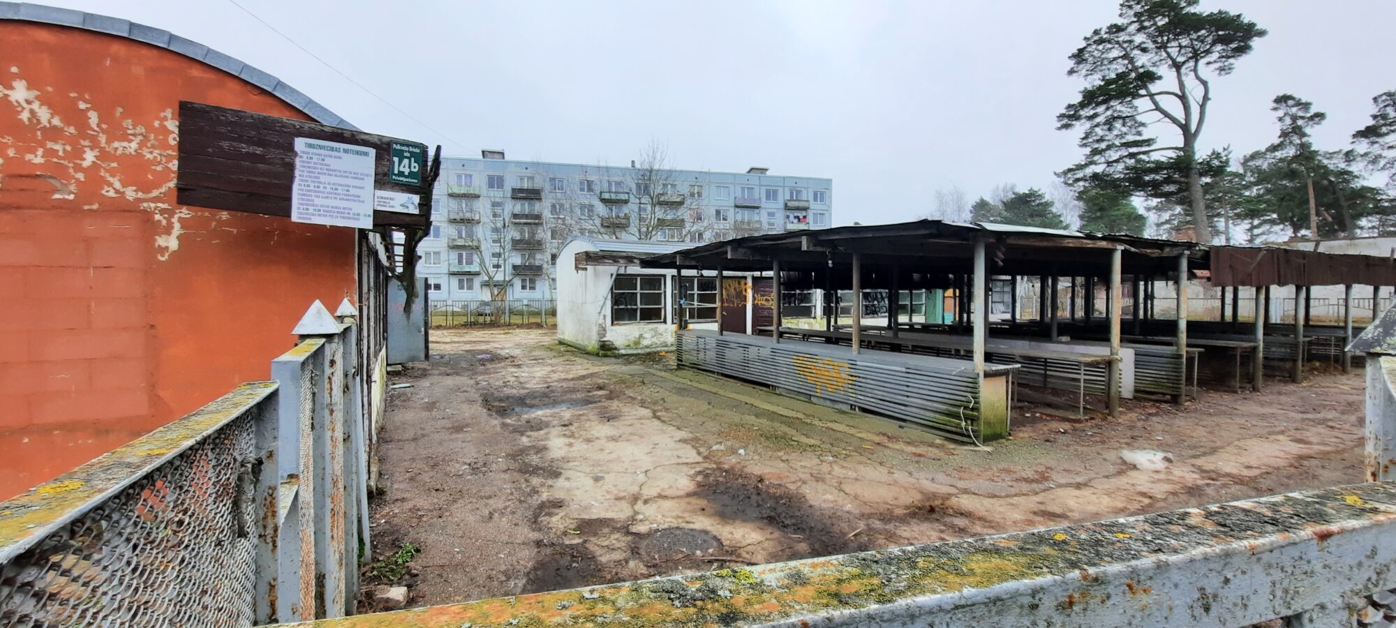 Īpašnieks satīrījis Karostas krāmu tirgu