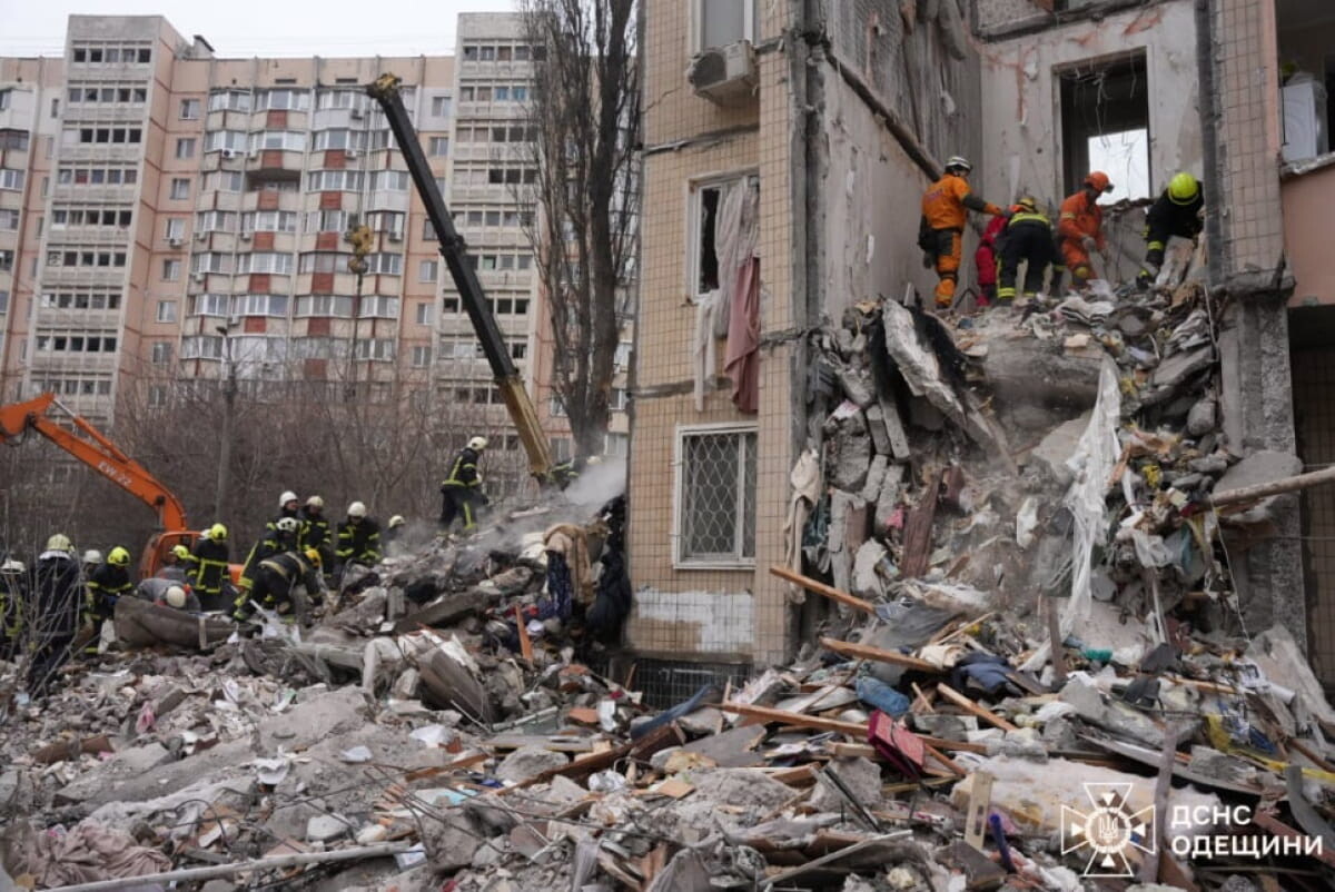 Krievu drona triecienā Odesā nogalināto skaits pieaudzis līdz 12