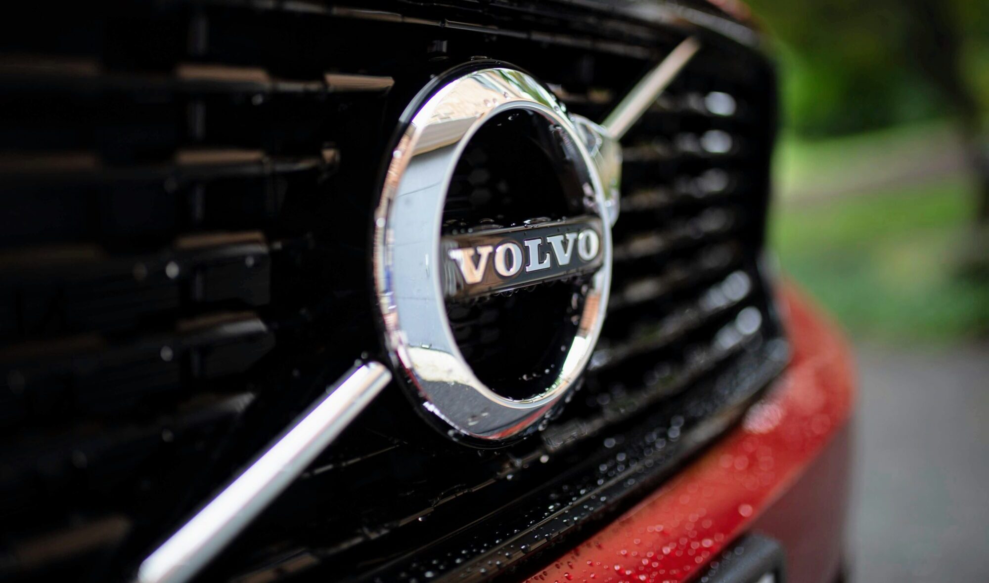 “Volvo Cars” atsakās no plāna līdz 2030. gadam pāriet tikai uz elektroauto ražošanu