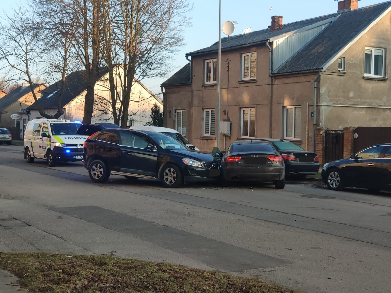 Video: Ventas ielā saskrienas vairākas automašīnas