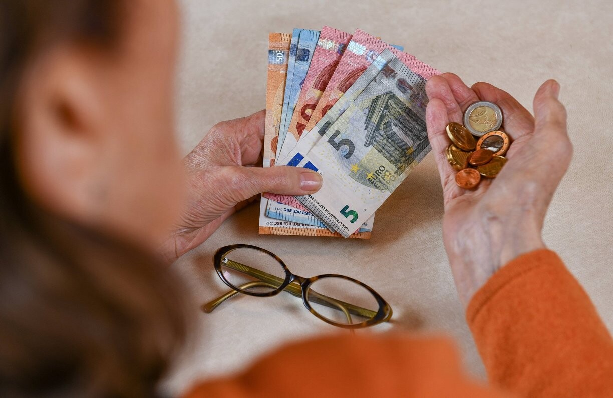 Aptauja: Latvijā 43% iedzīvotāju nejūtas pārliecināti par savu finansiālo stāvokli pensijas vecumā