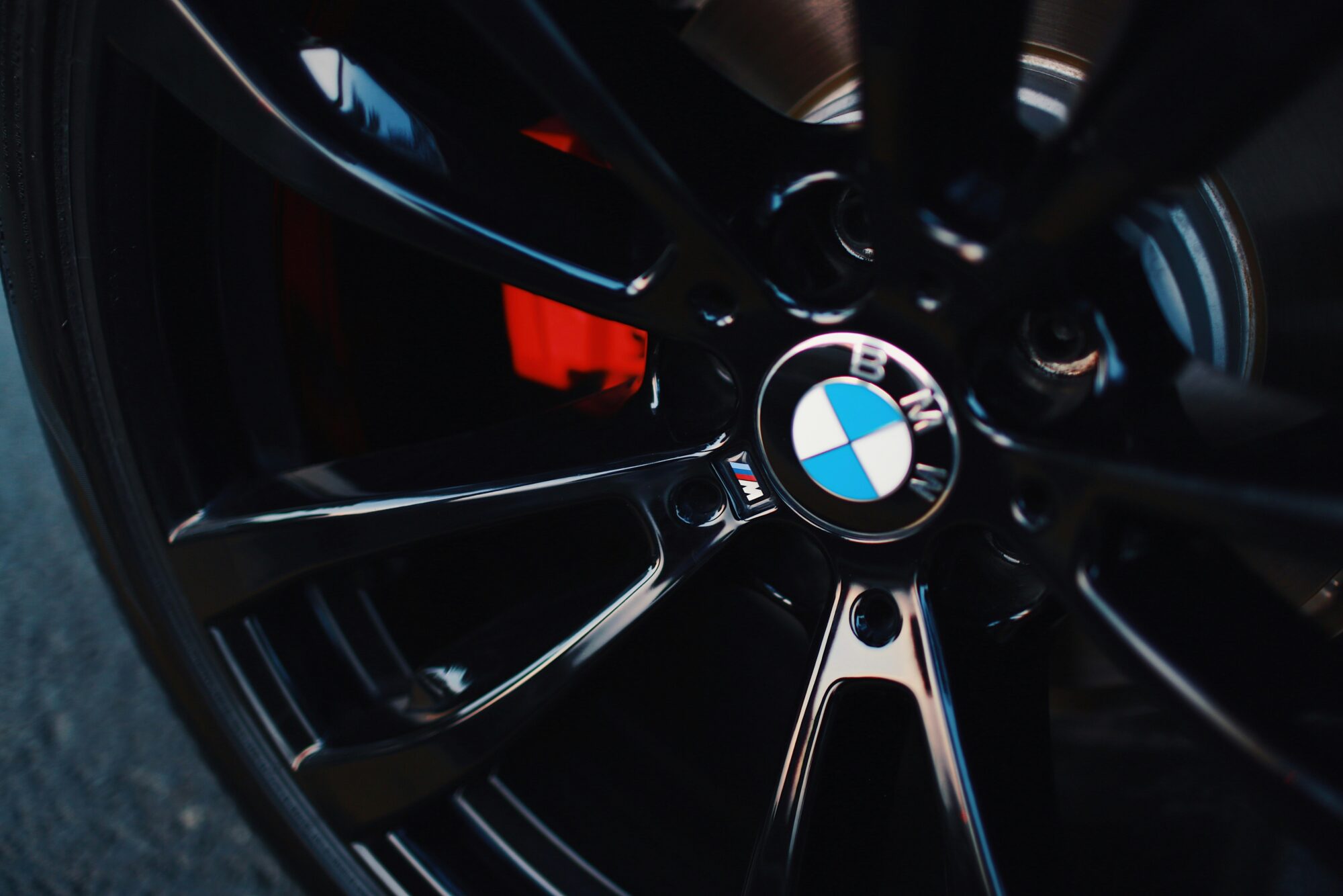 “BMW” Grīzupes ielā nedod ceļu “Volvo”