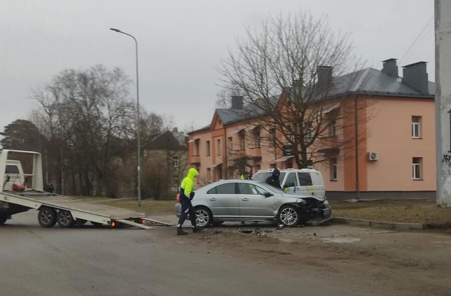 Foto: Karostā nedod ceļu dzērājšoferim, cieš pasažiere