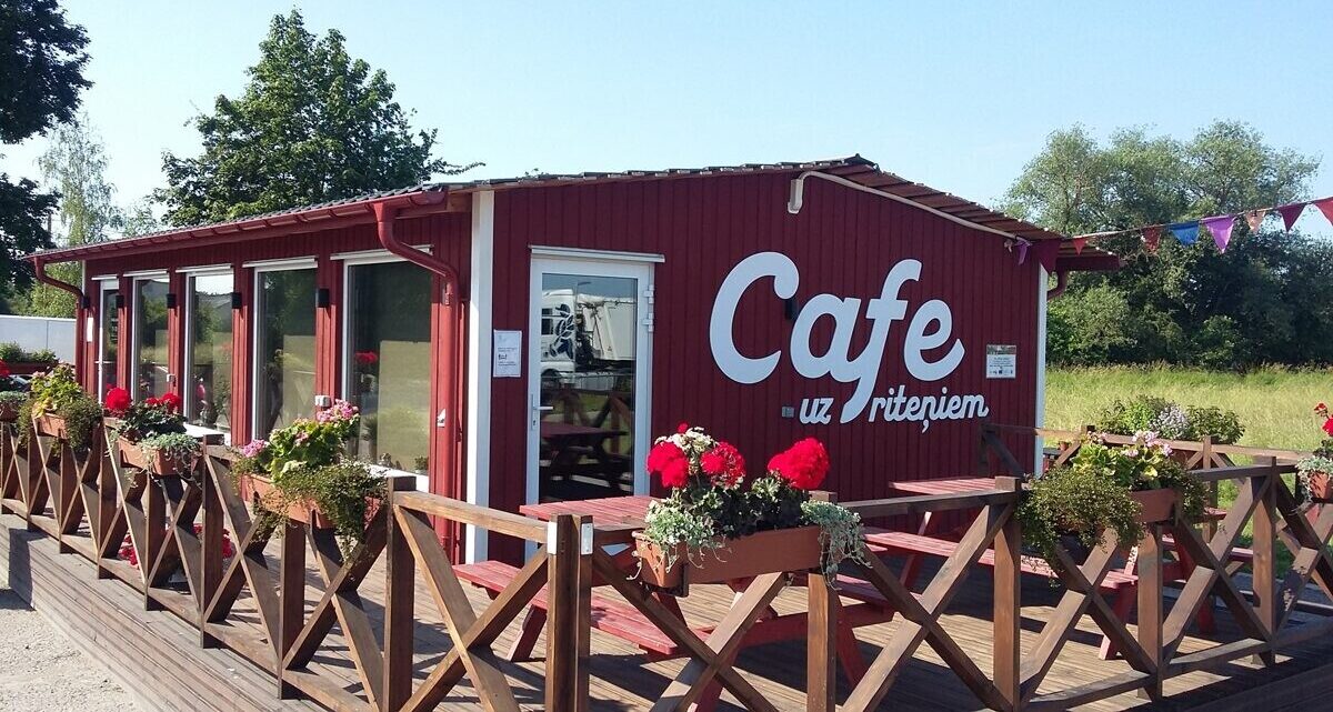 Kravas auto šoferis Grobiņā noposta “Cafe uz riteņiem” terasi