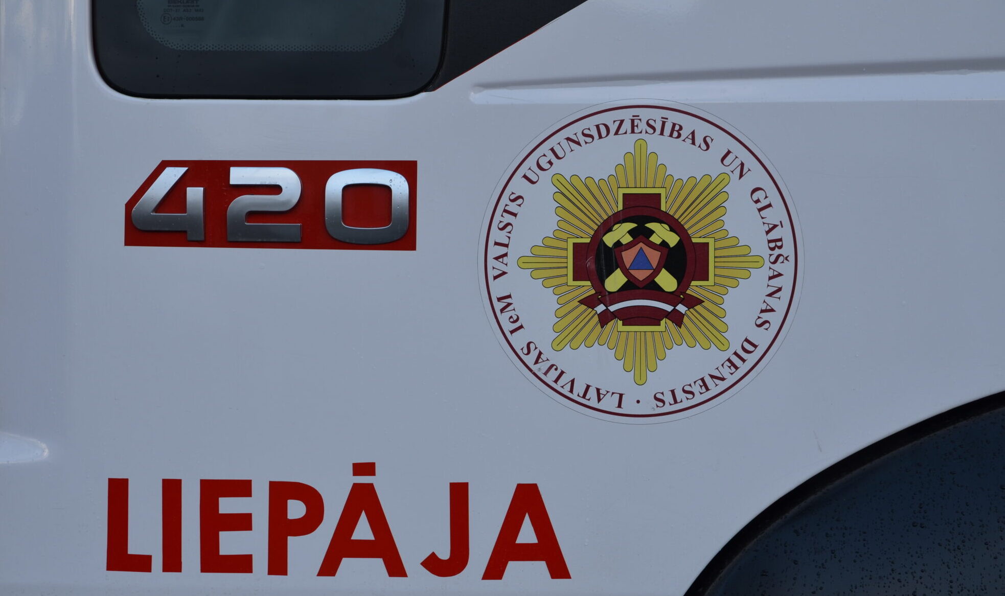Dārza mājā tumsā liesmo gruži