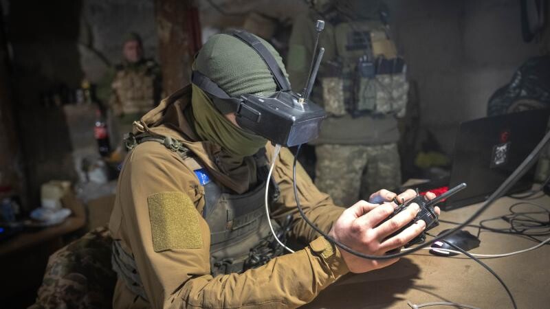 Ukraiņi munīcijas trūkuma dēļ arvien vairāk paļaujas uz FPV droniem