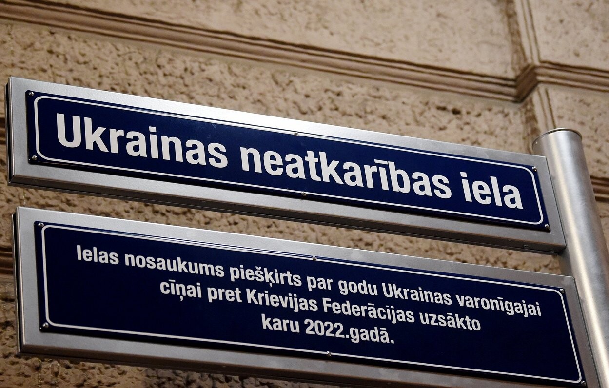 Policija sākusi pārbaudi par iespējamo ielas plāksnes sabojāšanu pie Krievijas vēstniecības