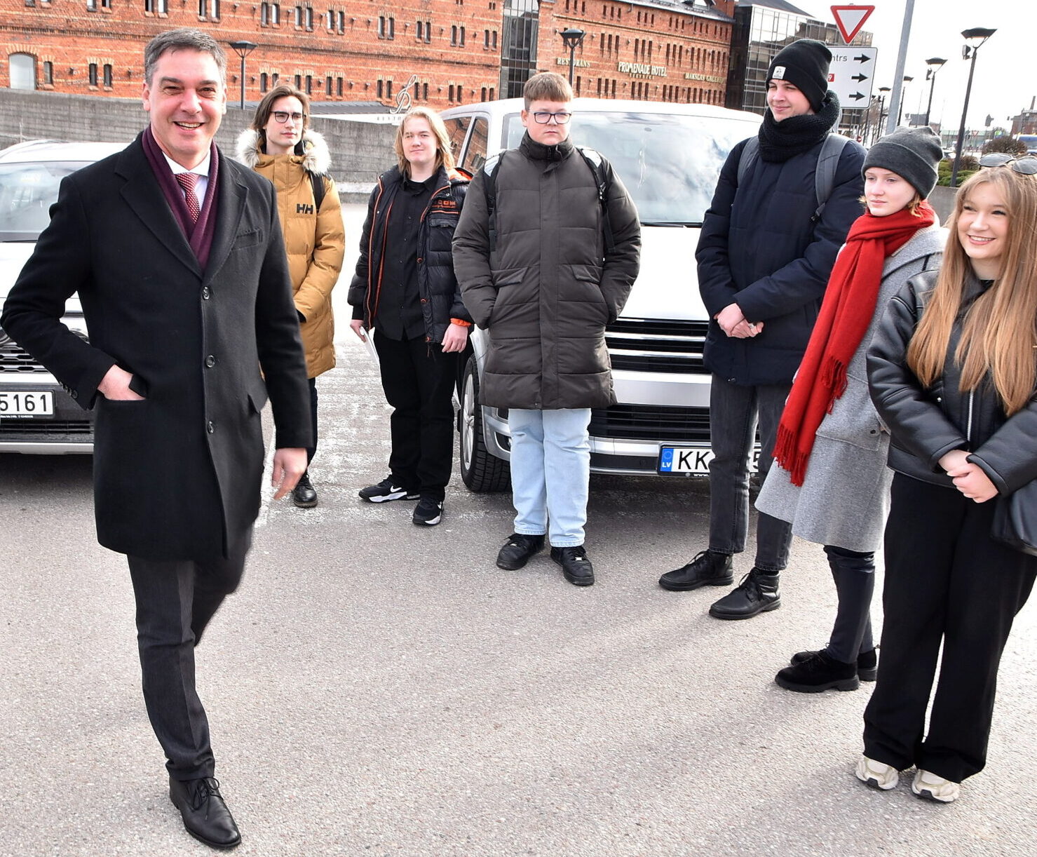 “Ēnu dienā” jaunieši “pielaiko” dažādus amatus