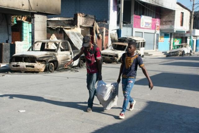 Haiti bandas izlaupa Nacionālo bibliotēku, apdraudot vēsturiskus dokumentus