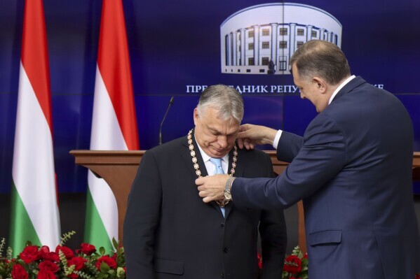 Viktors Orbāns saņem medaļu no prokrieviskā Bosnijas serbu līdera