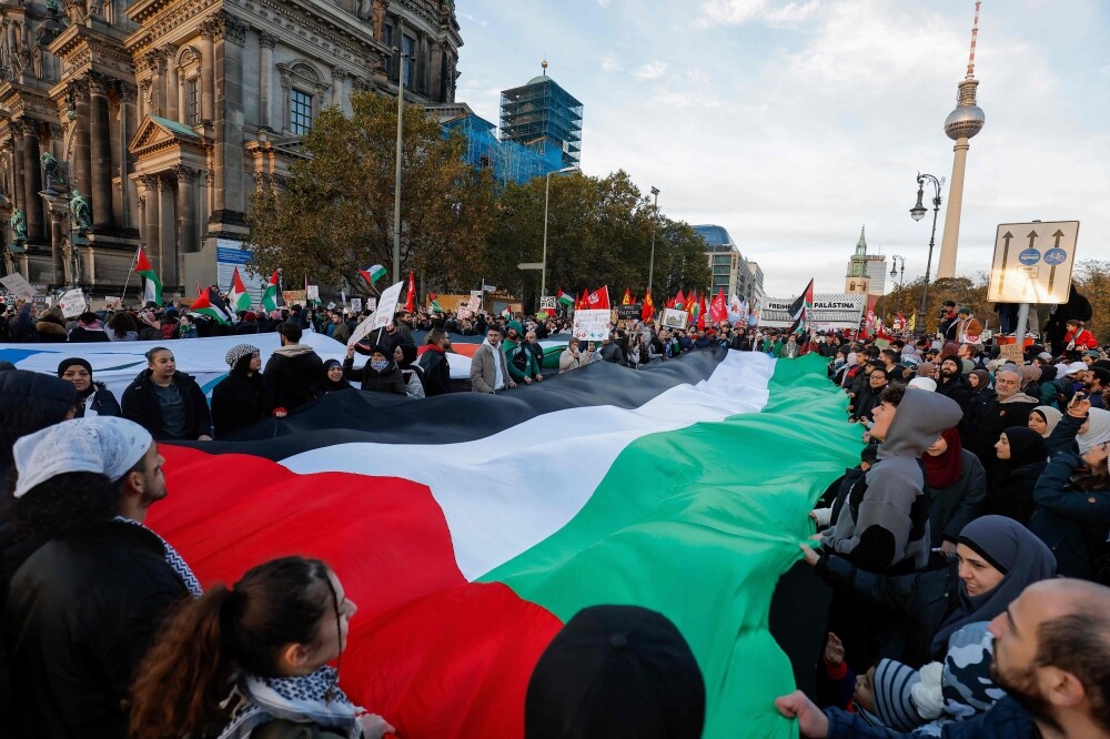 Berlīnes policija nojauc palestīniešu atbalstītāju nometni