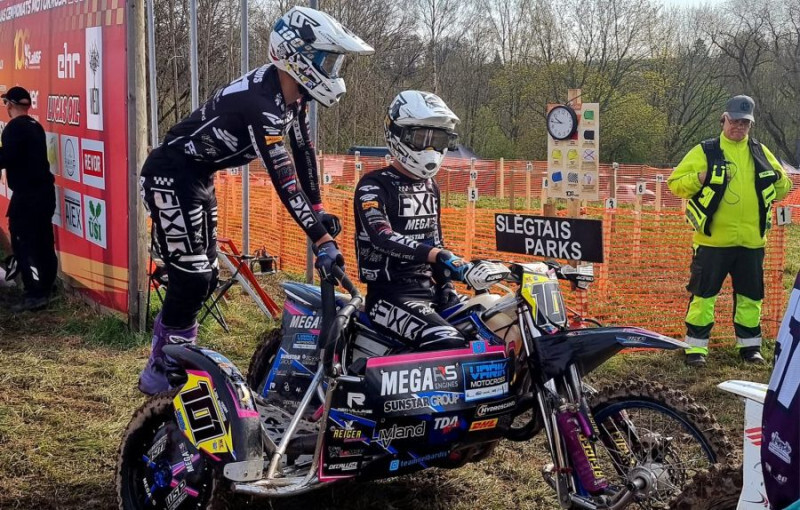 Latvijas čempionātā motokrosā Aizputē blakusvāģu klasē uzvar brāļi Lielbārži