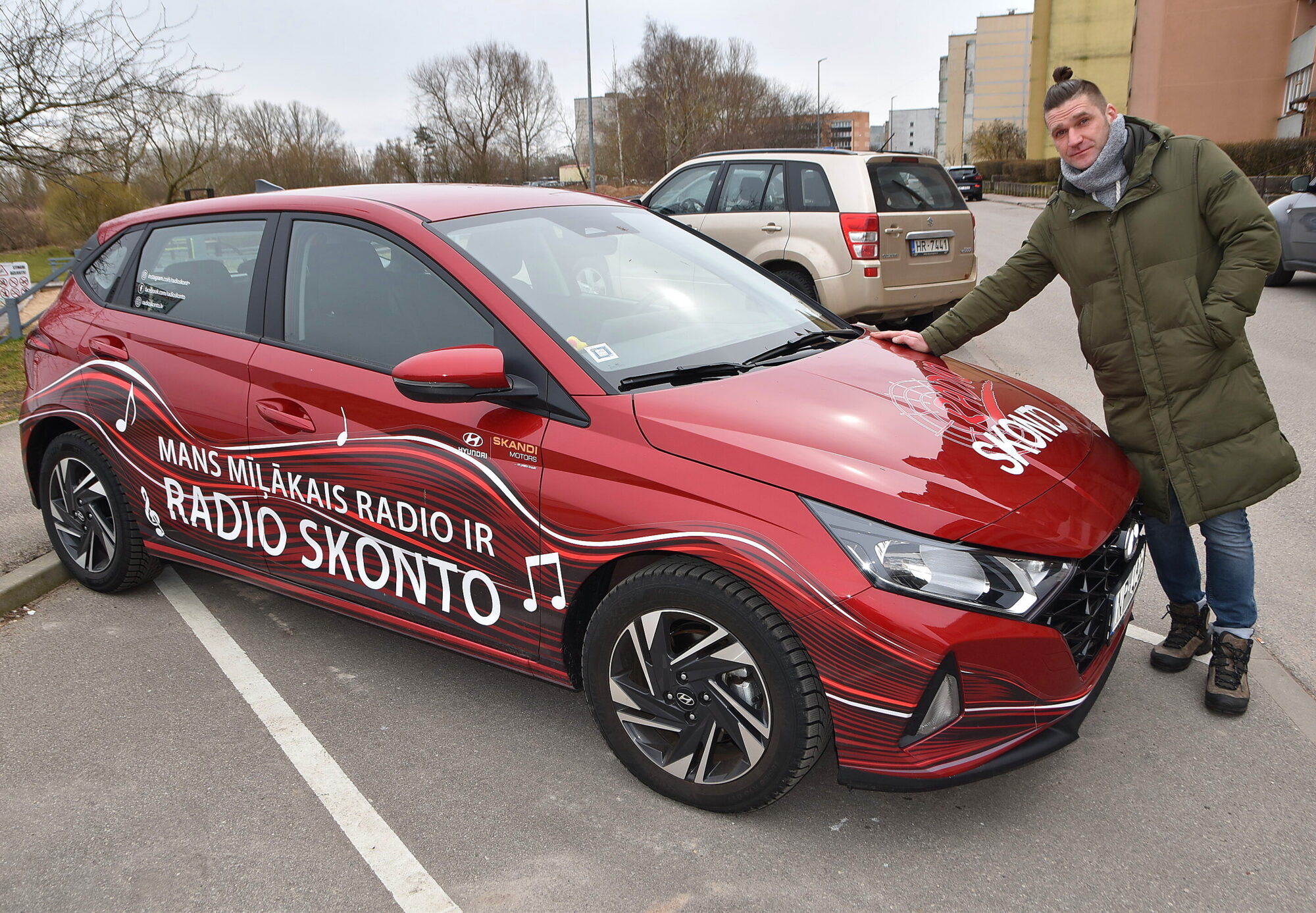 Foto: Sarkans auto Ziemassvētku dāvanā jeb “Mans mīļākais radio ir…”