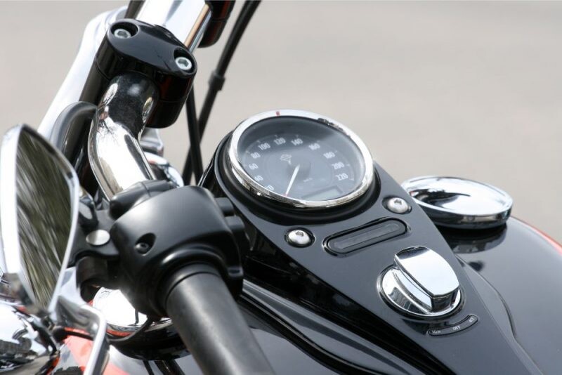 Motocikls ir, prāta nav – dzērumā stūrē Gramzdā pa ietvi