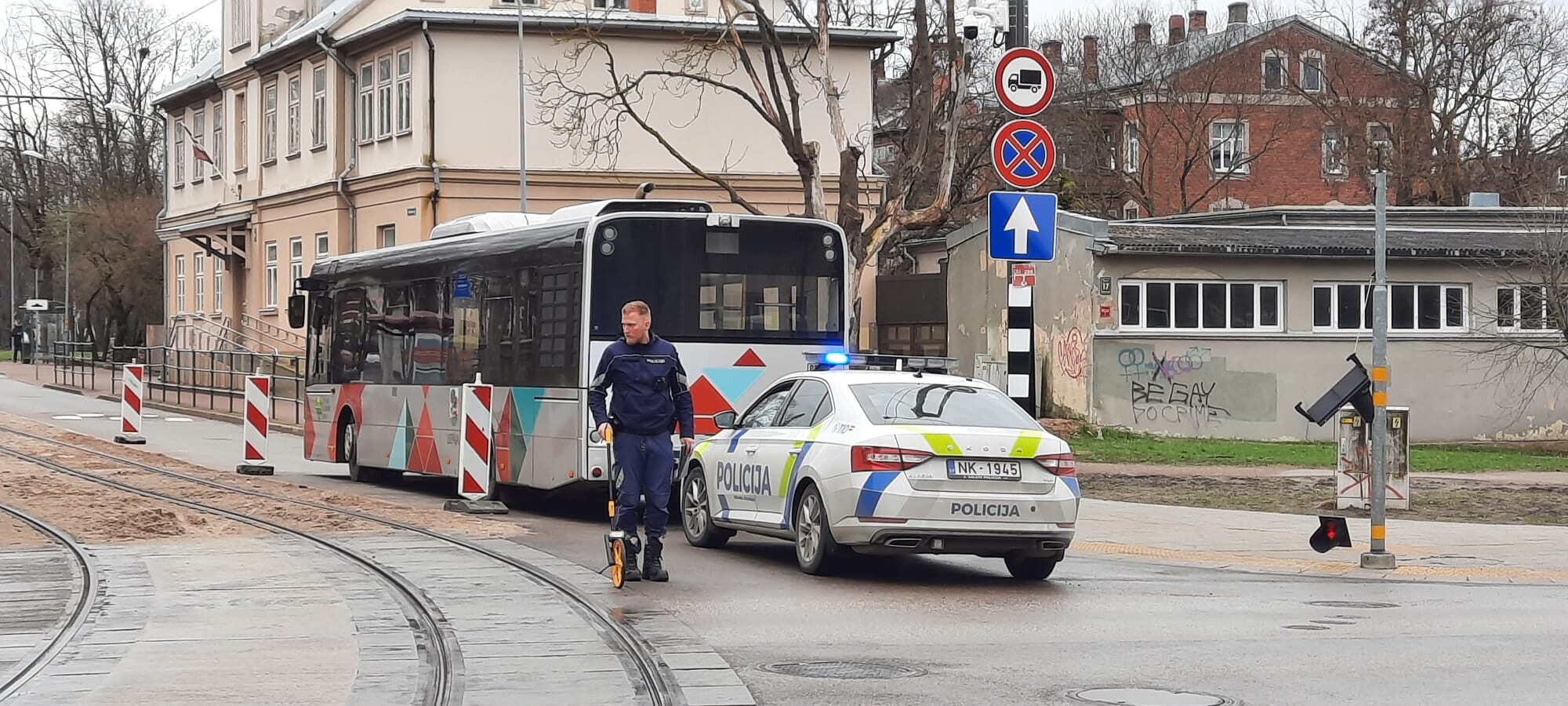 Foto un video: Peldu un Kr. Valdemāra ielā autobuss sabojā luksoforu
