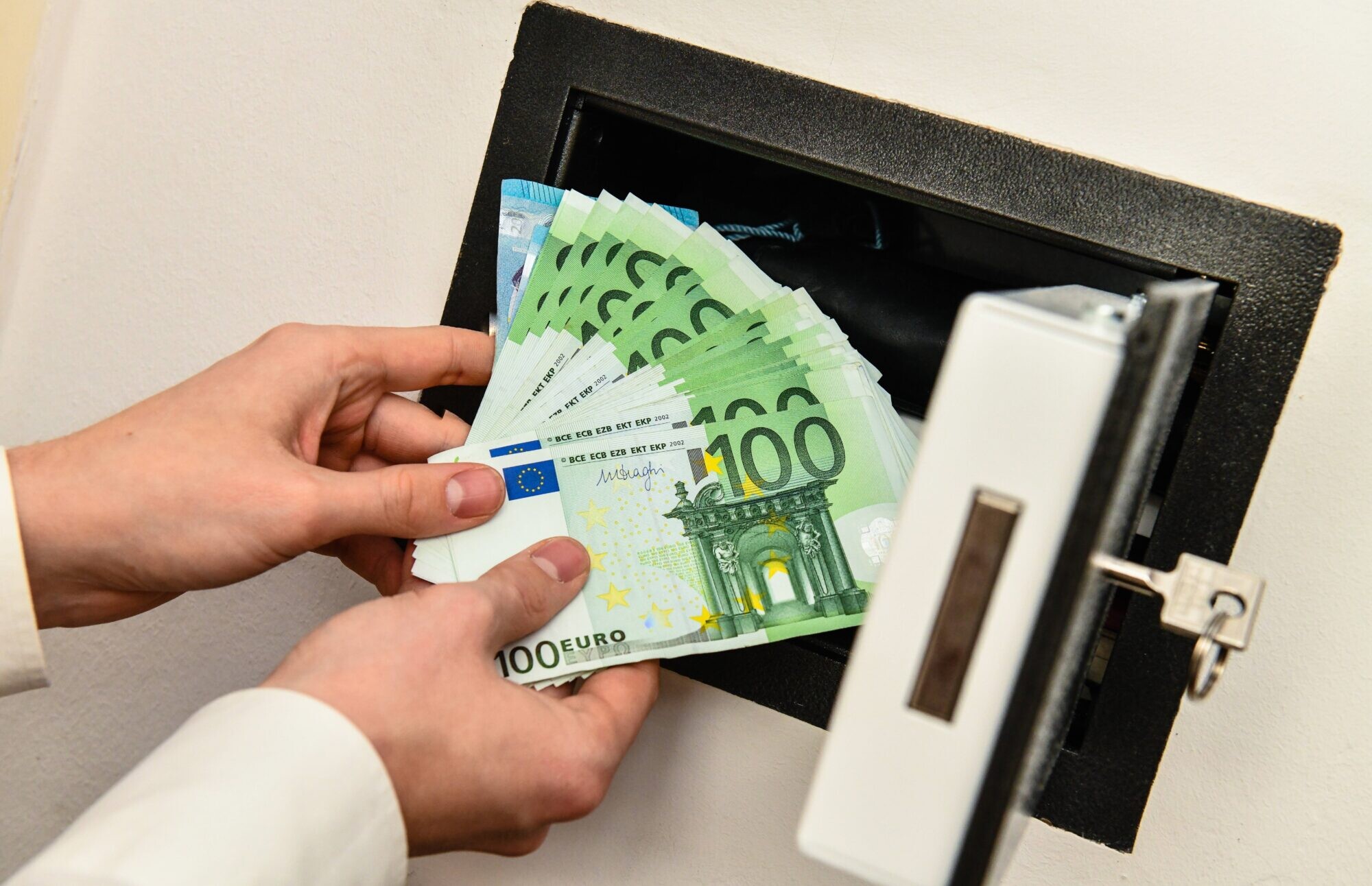 Vīrieti aiztur par 9000 eiro zādzību no spēļu zāles seifa