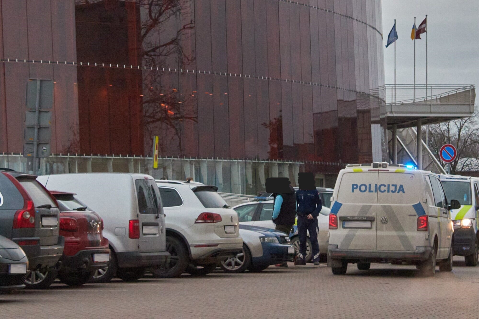 Divu vīriešu konfliktā cieš auto vējstikls