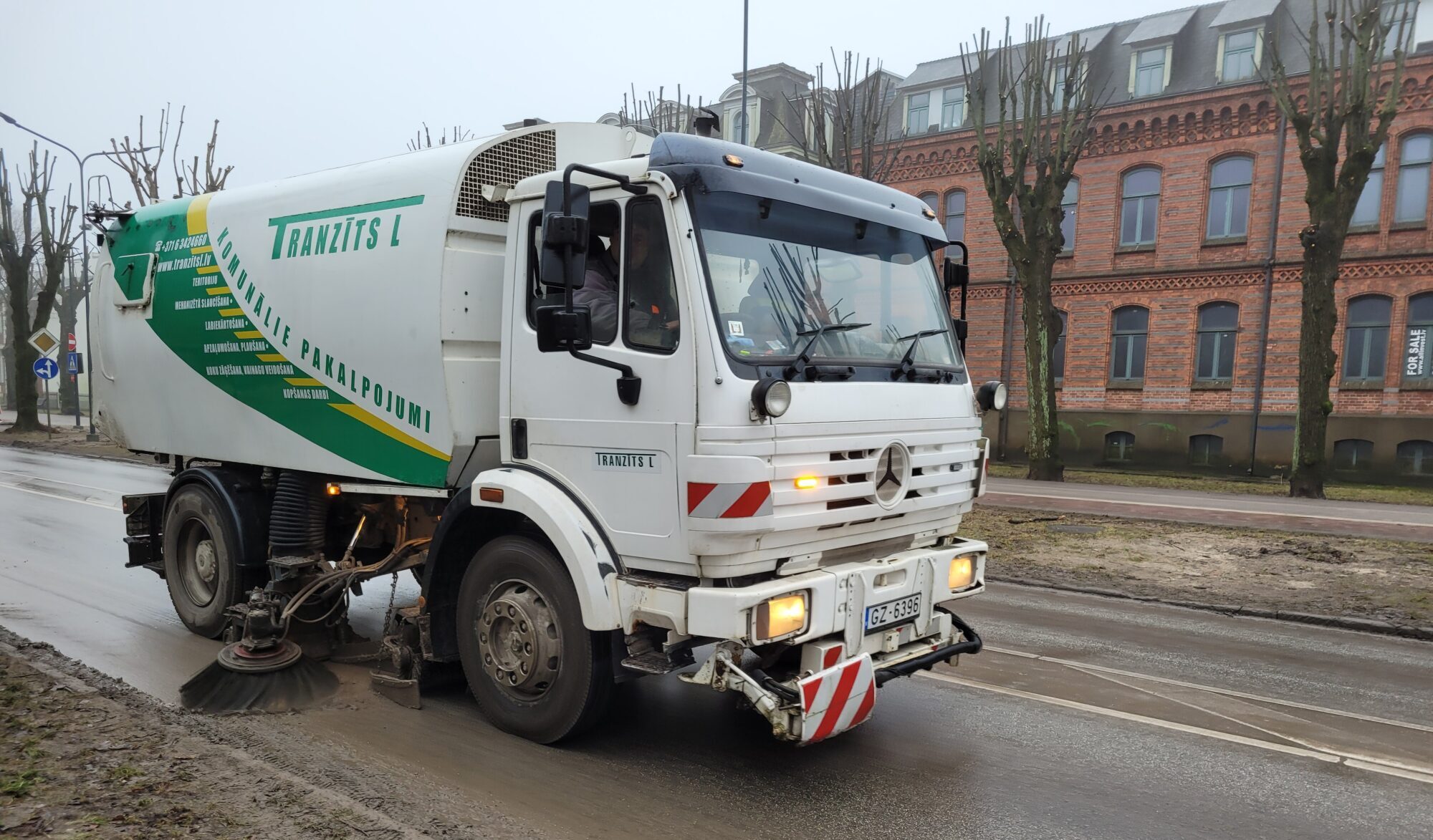 Intensīvi tīra un kopj ielu brauktuves