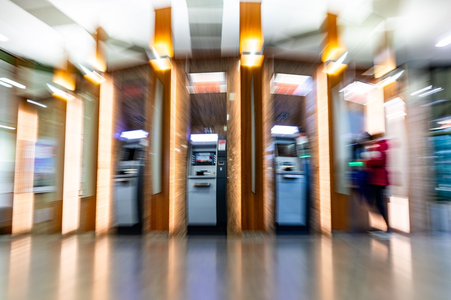 Vācija ar maksājumu kartēm patvēruma meklētājiem ierobežos pabalstu izmaksu skaidrā naudā